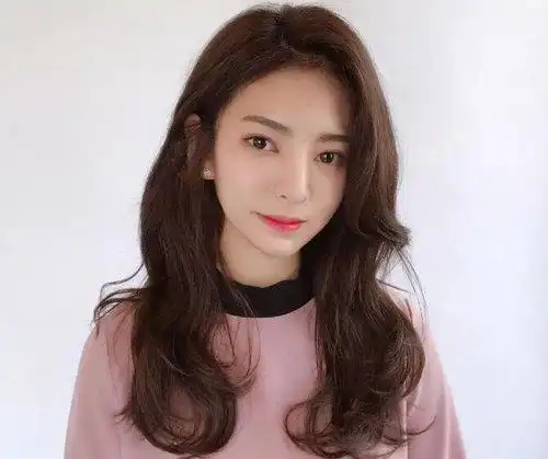 弄成最新款女生偏分刘海内扣梨花头发型,时髦好看不说,还非常好打理