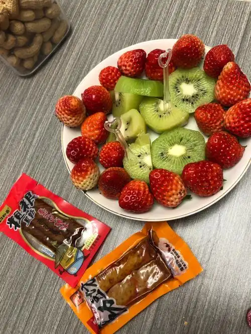 来我家看电视吗?零食水果都准备好啦😋