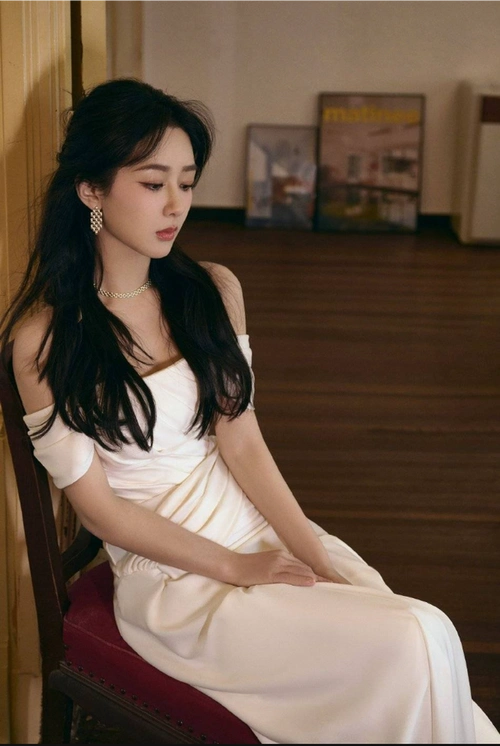 杨紫穿纯白一字肩长裙美似公主 撩开裙摆秀大长腿