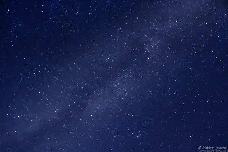 松鸣岩:松鸣蓝天下 落日星空美