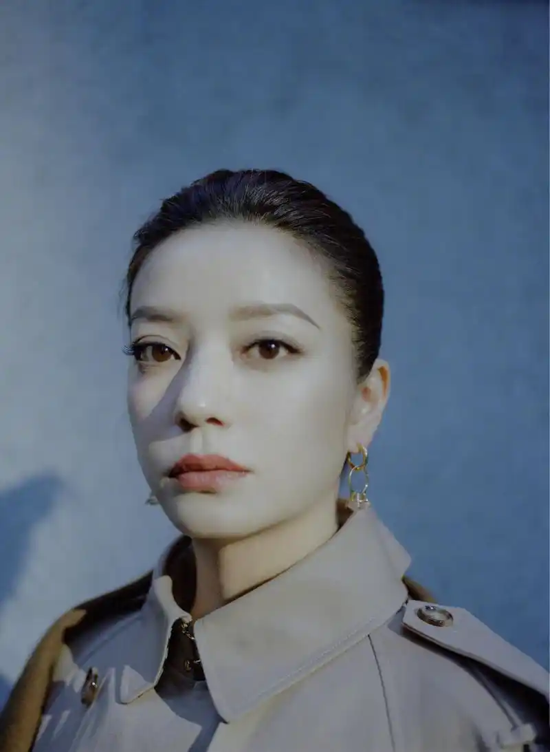 赵薇身穿羊毛外套,搭配航海印花丝质衬衫,知性优雅,率性自如.