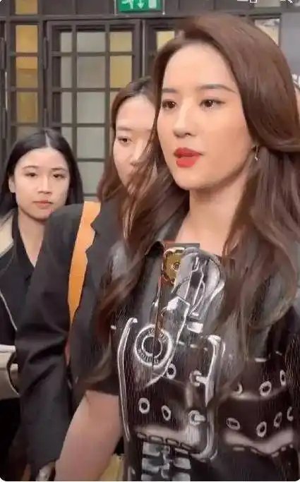 刘亦菲太懂巴黎时装周了!