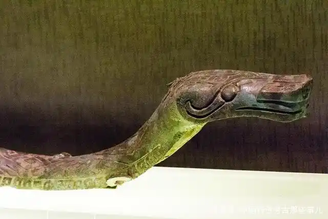 三星堆发现了一条"蛇",专家大惊:可能揭开了华夏文明的起源!