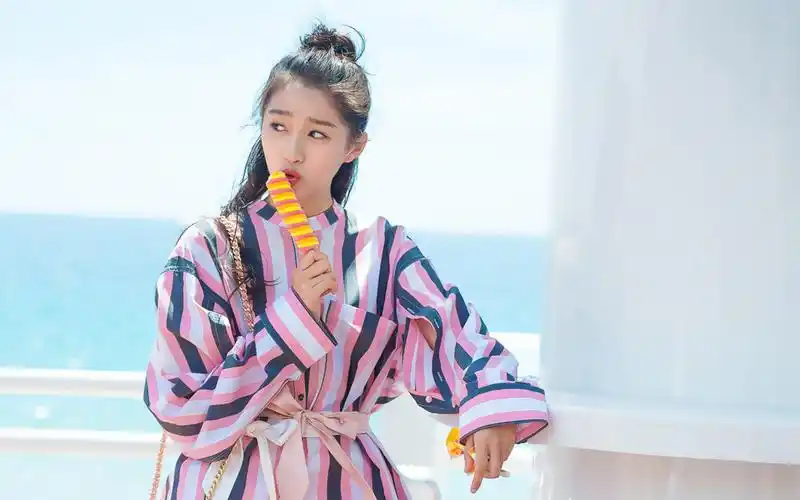 活力时尚关晓彤壁纸_俏皮活力的关晓彤