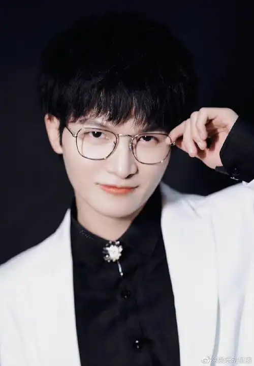 周深银丝眼镜造型