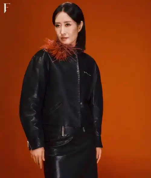 47岁刘敏涛登《f时尚画报》红裙美臀曝光,网友纷纷表示:太美了!