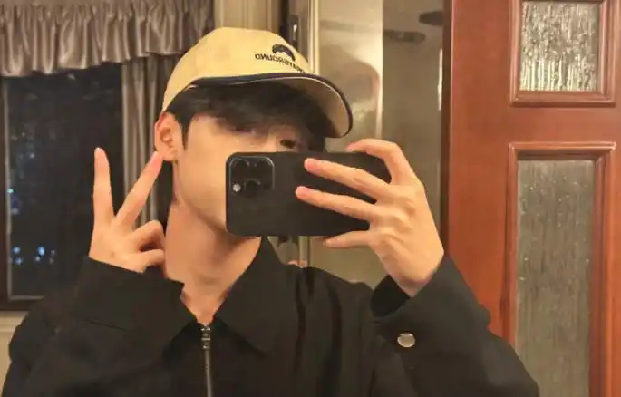 严浩翔晒帅气自拍,无惧"打赏女主播37万"传言,队友粉在线倒油