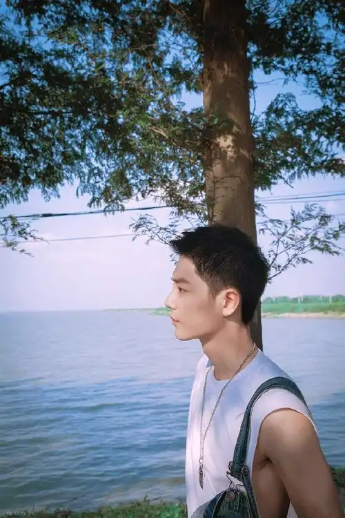 王牌路透频传引粉丝期待肖战的寸头造型你喜欢吗