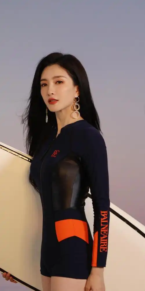 江疏影罕见秀身材身穿火龙果泳装满满的夏日风情