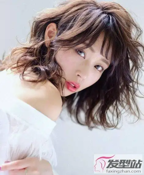 日式慵懒中长卷发 凌乱不失时尚感美爆了_发型站_最新流行发型设计