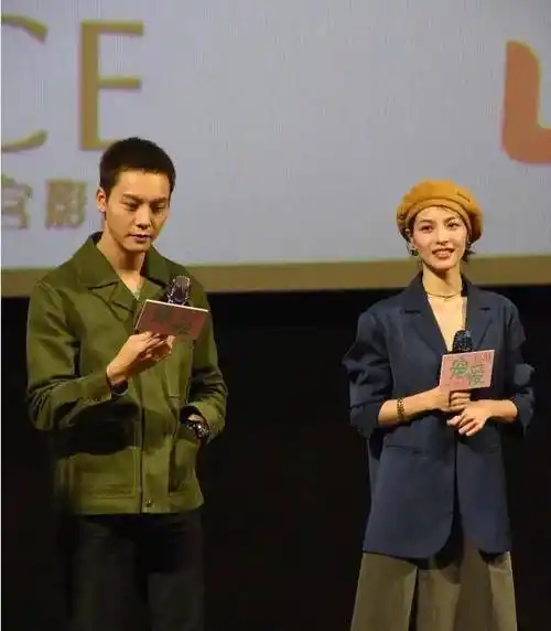 钟楚曦和陈伟霆宣传《宠爱》电影,冬日穿裙子,拍照时却露出秋裤_穿着