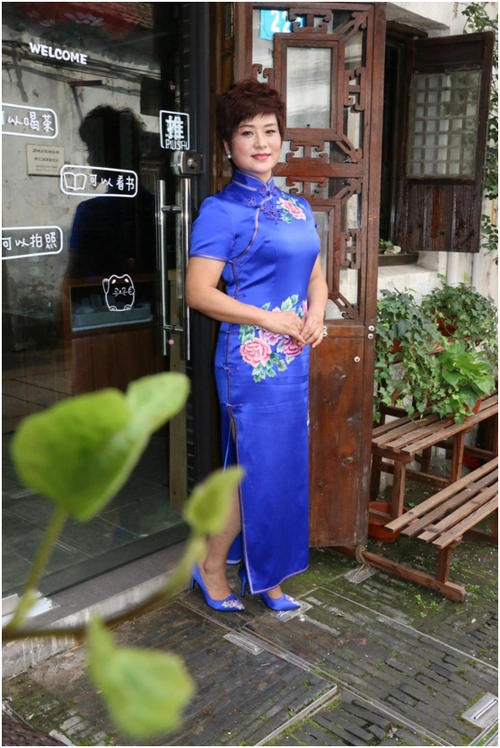 原创79岁老戏骨吕中时尚优雅一把抓银发配旗袍高级感满满