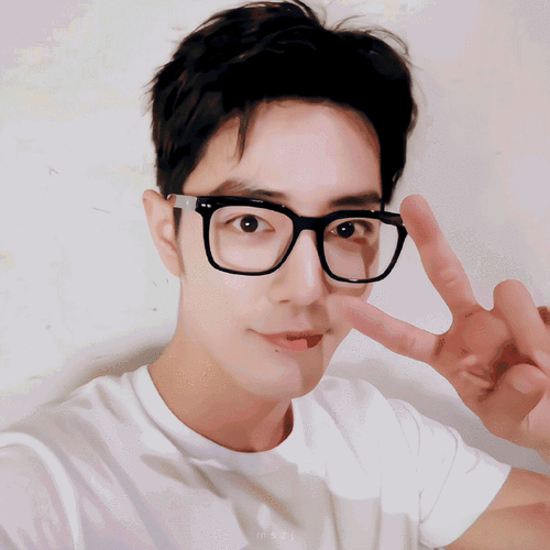 眼镜战和剪刀手也很配@x玖少年团肖战daytoy#肖战两部剧获观众喜爱