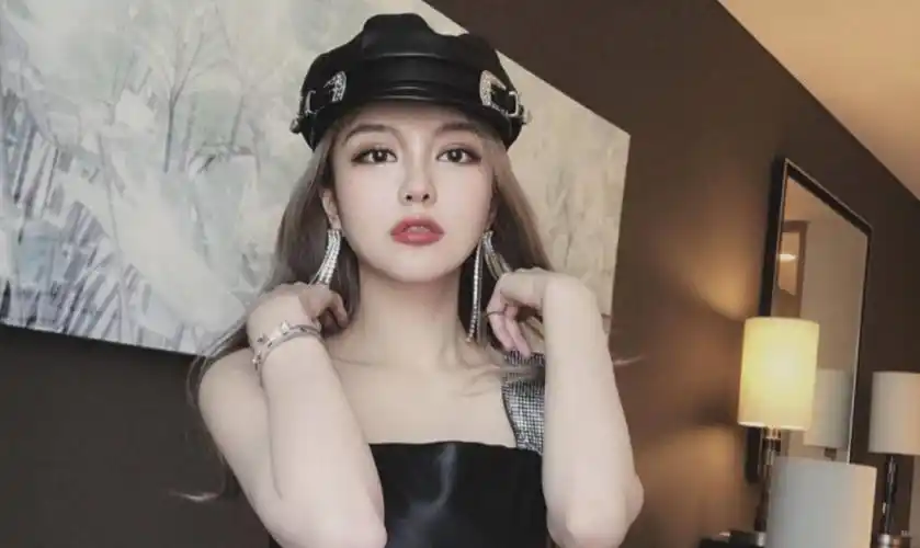 周扬青泳装照登热搜,直言没有"身体羞耻感",否认抽脂保持身材