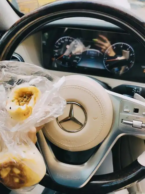 开奔驰迈巴赫s680吃生煎包,被当成司机,随后车主坐到了后排