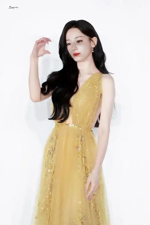 迪丽热巴 今日活动造型,波浪卷发造型,搭配一袭鎏金长裙礼服气质友排