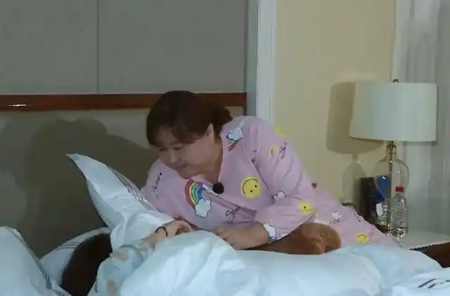 这的确是很多女孩子睡觉都会有的姿势,看到这里,才知道关晓彤是很接地