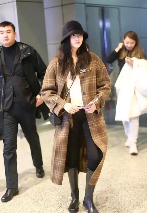 关晓彤机场私服,格纹大衣搭配黑色渔夫帽中筒靴,保暖时髦两不误