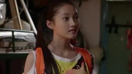 一仆二主:关晓彤坐地铁没位子,就假装成盲人,瞬间就有人让座了