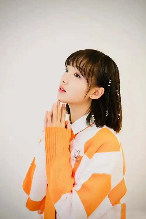 但是照片中的吕小雨梳留的却是短发发型,看着样子也依旧非常可爱,而且