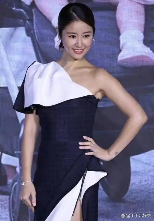 能看出来已经将近50岁的林心如保养的很不错,已经是当妈的人了,但整个