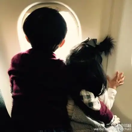 今早,邓超微博晒出一对儿女的背影照,写道:我们.场面十分温馨.