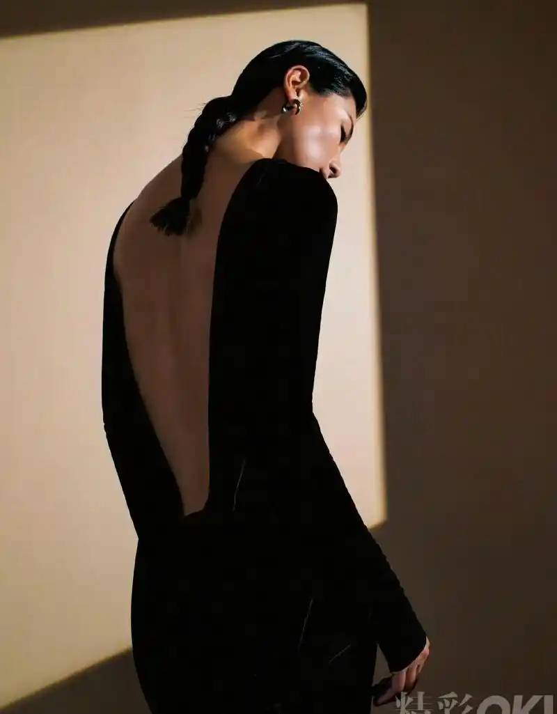刘涛封面杂志大片,黑色露背裙简约又性感,魅力十足