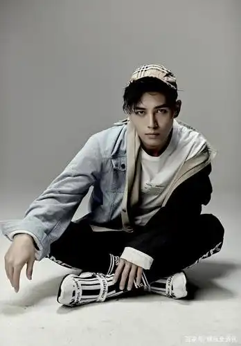 洪尧:黑色运动裤搭配不对称设计的宽松外套,眼神坚毅电力十足