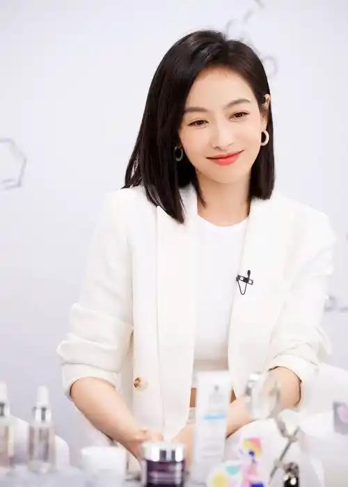 宋茜白色职业套装时尚写真_短发_外套_西装