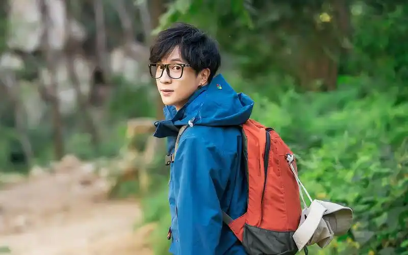 薛之谦户外登山帅气写真高清桌面壁纸