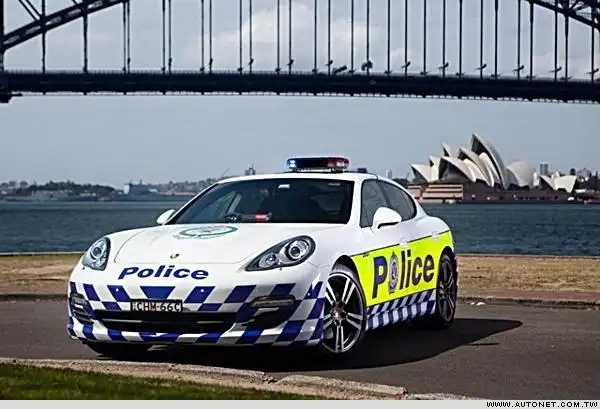 流线的身形,如野兽怒吼般的排气声浪,这类被披上警用涂装的超级警车