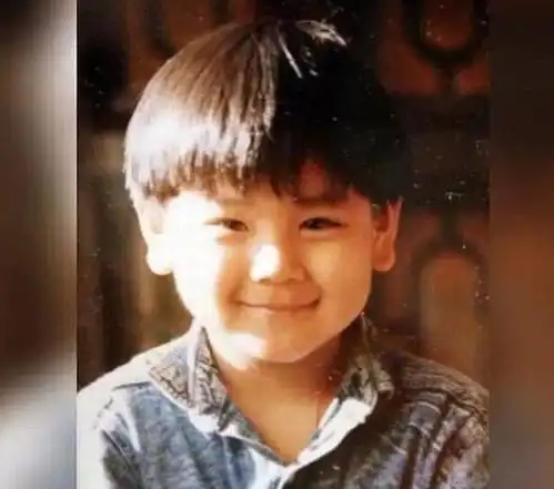 长期的锻炼和严格的身材管理得来的,小时候也是一个可爱的小胖子呢