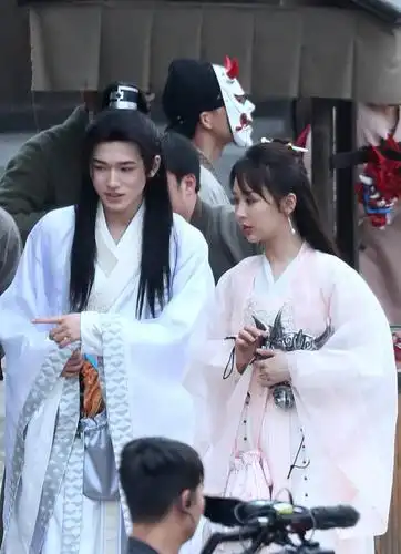 姐弟逛街杨紫粉纱裙梦回锦觅宋亚轩古装超儒雅