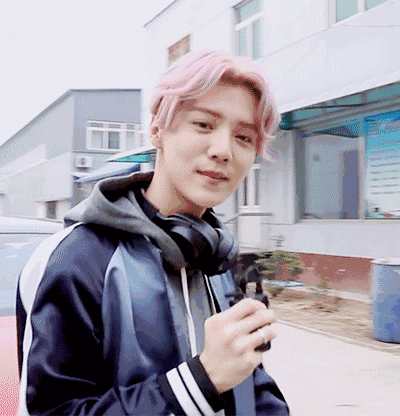 鹿晗街道吻帅哥耳麦gif动图_动态图_表情包下载_soogif