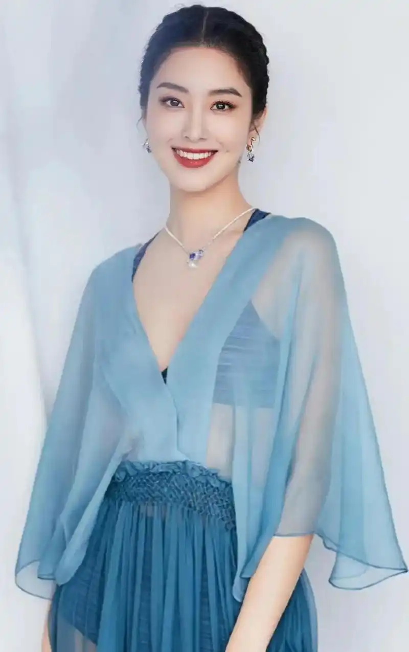 杨采钰出席活动,穿着一身雾霾蓝色长裙,温婉甜美,随着步履摇曳,更增添