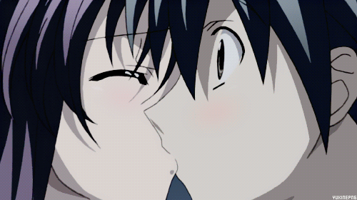 亲吻情侣地铁站gif动图_动态图_表情包下载_soogif