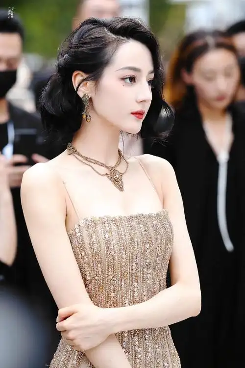 迪丽热巴最惊艳的礼服造型是哪一款? - 知乎