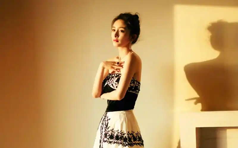 杨幂性感优雅抹胸长裙高清图片桌面壁纸