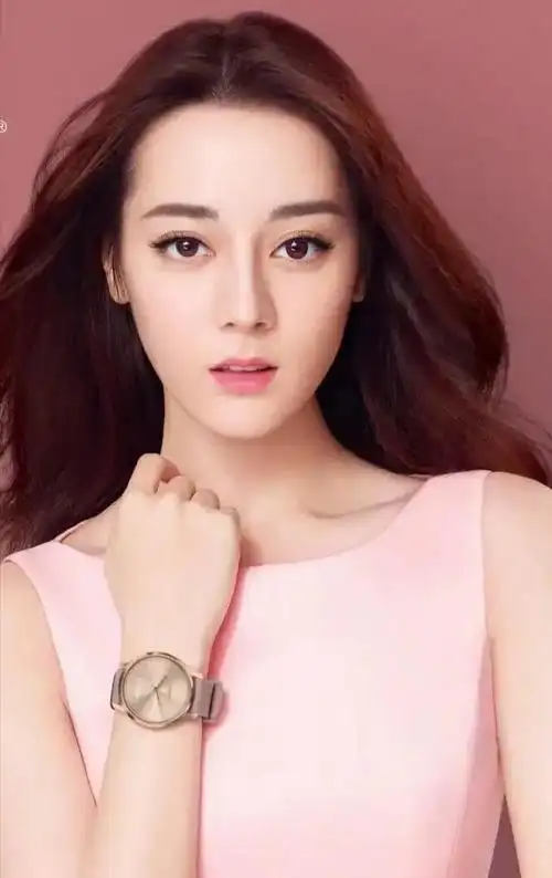 美容,因此许多女星即使年纪大了,也依然青春靓丽,就拿迪丽热巴来说