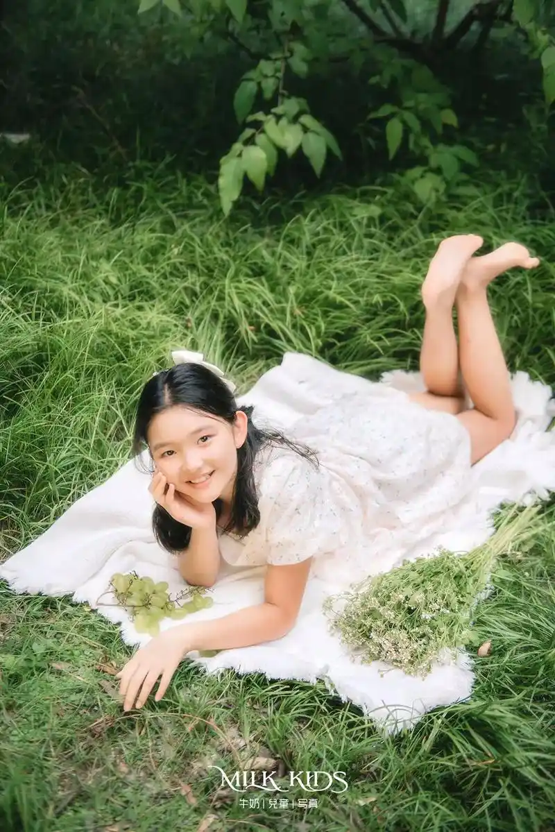 儿童写真 #外景拍摄 挥着隐形翅膀的女孩儿#法式  - 抖音