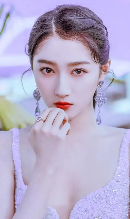 关晓彤一袭深礼裙,尽显女人魅力