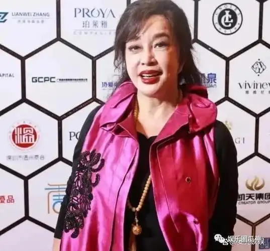 70岁刘晓庆素颜照因拉皮导致长成如来佛祖一样的大长耳朵