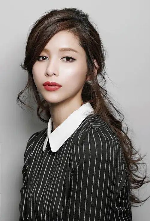 女生扎公主头剪斜刘海发型微卷长头发半扎起来,拥有着职场气质的女生