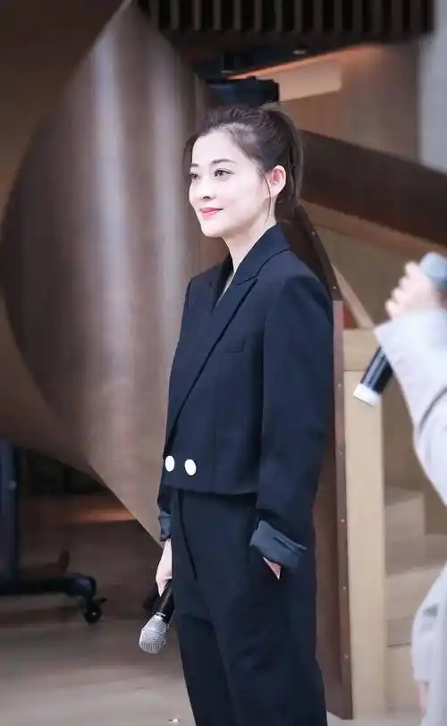 48岁梅婷新剪了波波头年轻10岁,穿毛衣配阔腿裤,美得像换了个人_造型