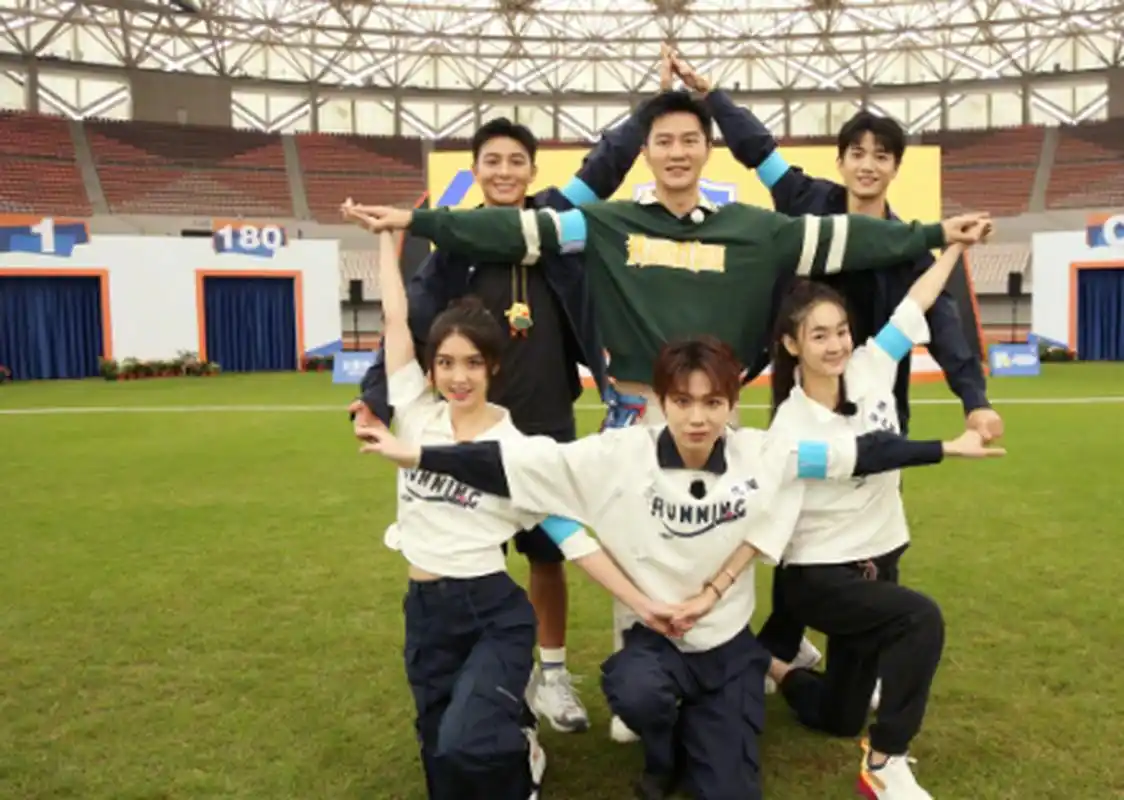 奔跑吧全员晒团队合照 奔跑吧白鹿范丞丞周深李晨晒团队合照!