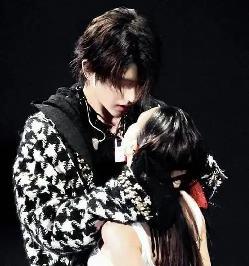 蔡徐坤作为圈内的"顶流艺人",本来可以有大好的未来.