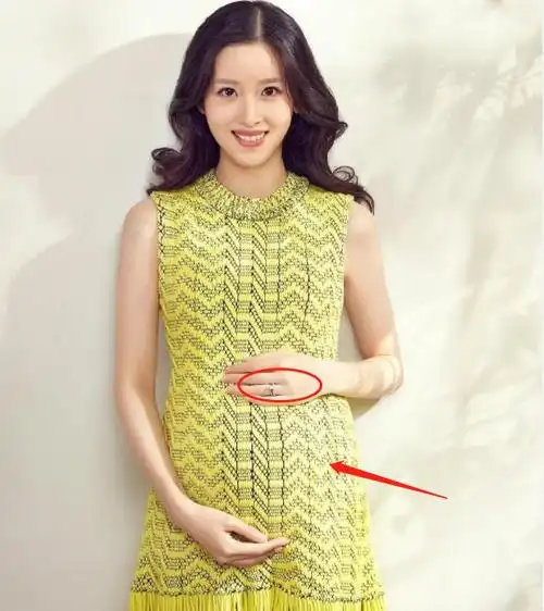 这是她怀二胎后,首次正式露面,大家都好奇奶茶妹妹的情况,更在乎丈夫