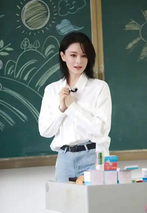 张馨予晒稻田美照,气质出众不愧是最美军嫂,衣服却和周围环境不和谐_