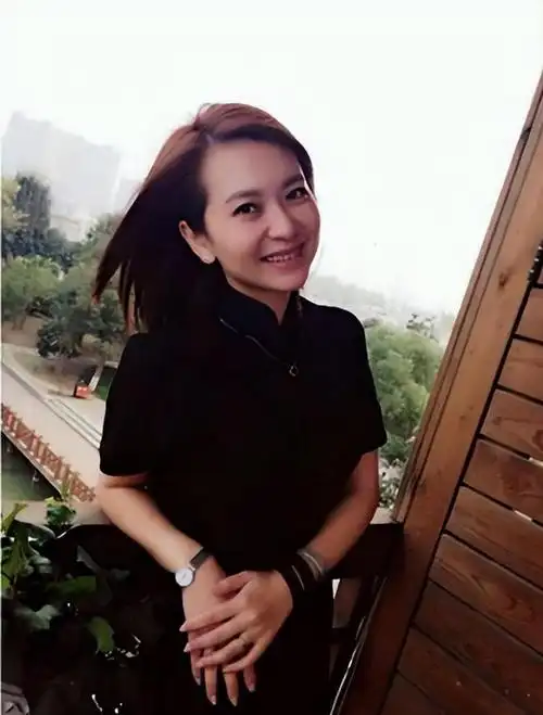 歌手甘萍:嫁前国足老公黎兵,如今51岁宛如30岁插图2