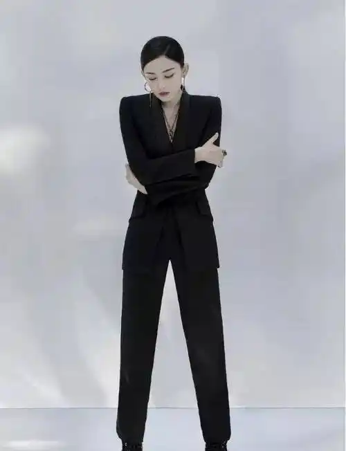 古力娜扎表现力十足,拍摄写真照太有范,西装套装高级大方_黑色_白色